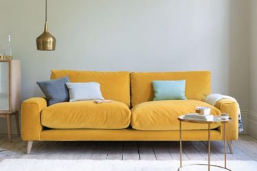 Merawat Sofa Berwarna Cerah