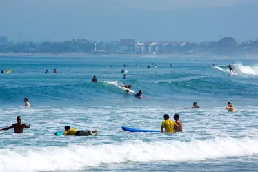 olahraga air di Pantai Kuta