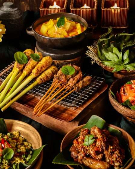 Penyajian makanan tradisional Indonesia