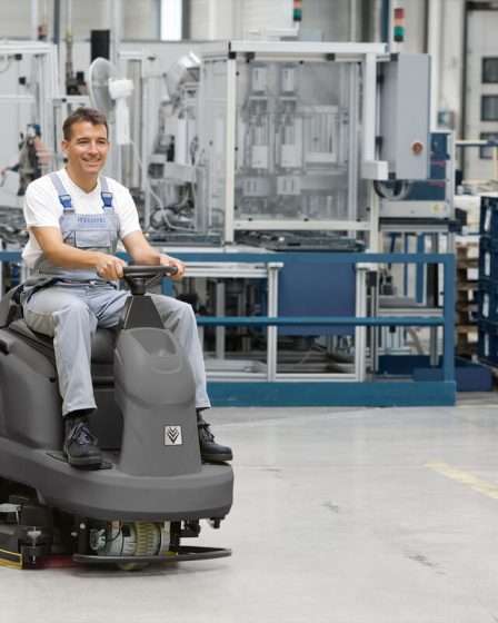 mesin pembersih lantai