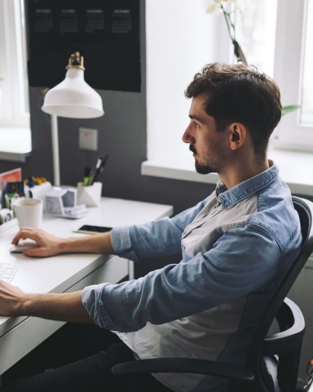 freelance digital marketing vs karyawan tetap