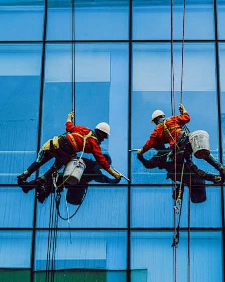 jasa pembersihan kaca gedung